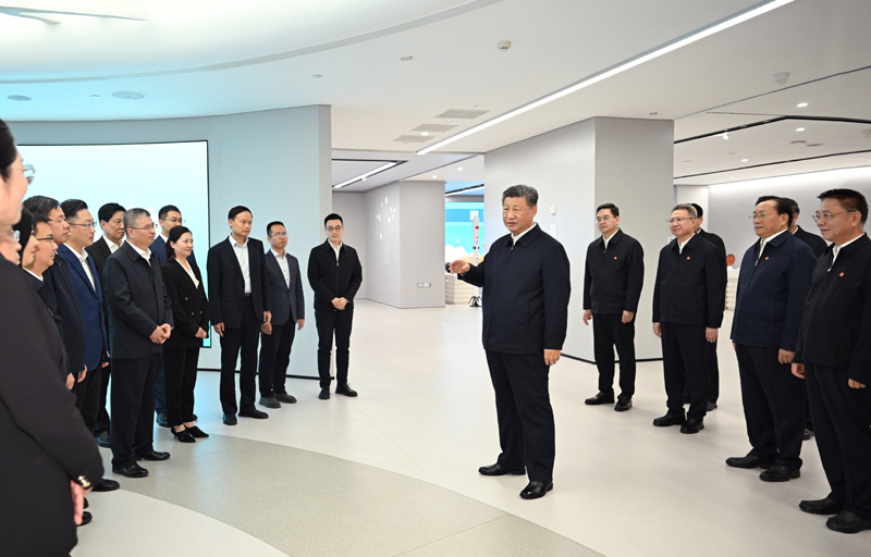 11月4日至6日，中共中央总书记、国家主席、中央军委主席习近平在湖北考察。这是5日下午，习近平在武汉产业创新发展研究院考察时，同科研人员和华体育(中国)负责人亲切交流。